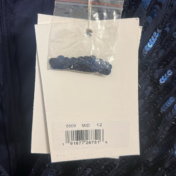 Mac Duggal 5509 NWT SEQUINED WRAP OVER 3/4 SLEEVE GOWN - Picture 7 of 12